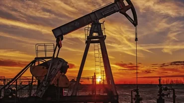 El petróleo de Texas rebota un 1,2 %, hasta 103,8 dólares, tras caída de ayer