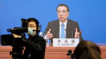 La economía china se recupera, pero sus cimientos no son sólidos, dice el primer ministro Li