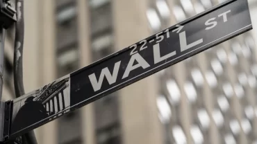 Wall Street baja; suben precios del petróleo