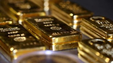 El oro sube, debilidad del dólar aumenta su atractivo