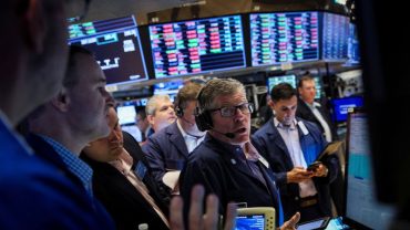 Wall Street cierra con fuerte alza tras subida de tasas de la Fed y comentarios de Powell