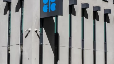 La OPEP y Rusia rebajan los suministros petroleros en 100,000 barriles por día