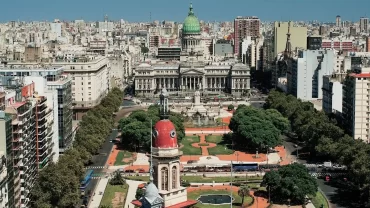Banco central de Argentina oficializa alza de tasa referencial a 75% anual