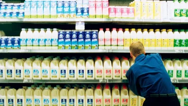 ¿Por qué la leche es $1 más cara? Una mirada a la cadena de suministro para explicar el aumento  de los precios