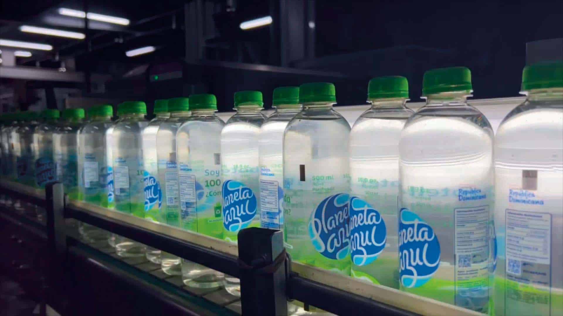 Planeta Azul lanza al mercado la primera botella hecha con material 100% reciclado