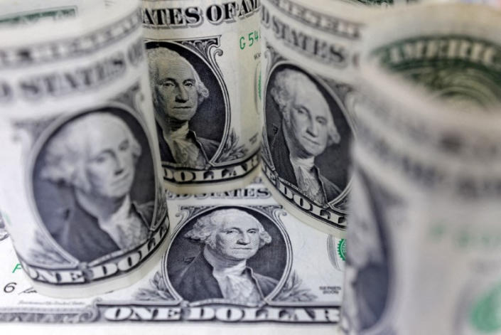 El dólar retrocede desde máximos de 5 semanas; la lira turca se desploma