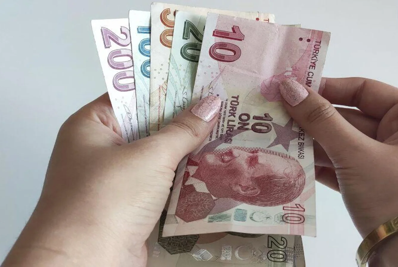 La lira turca se desinfla a mínimos históricos frente al dólar