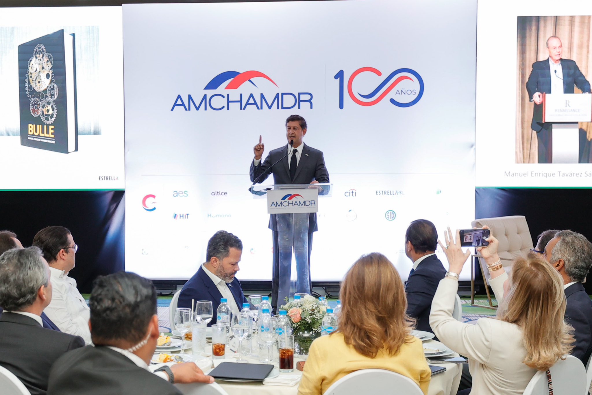 Manuel Estrella comparte perspectiva sobre Futuro Empresarial de RD en encuentro de la AMCHAMDR