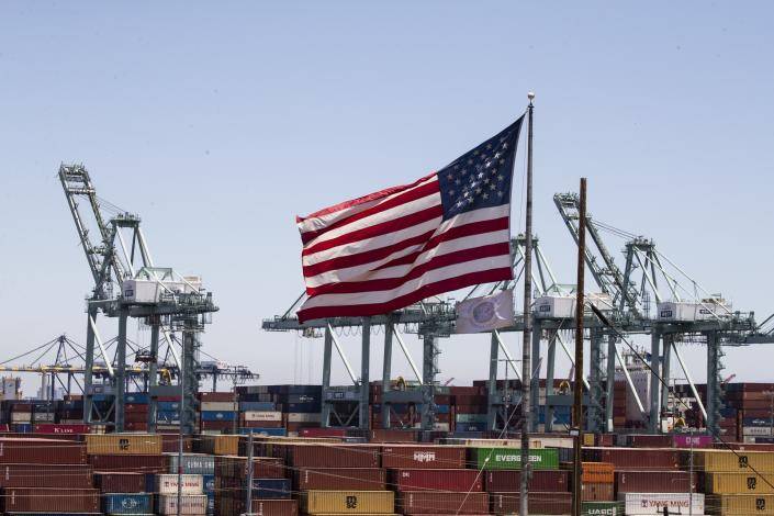 El déficit del comercio exterior de EE.UU. bajó el 20 % hasta septiembre